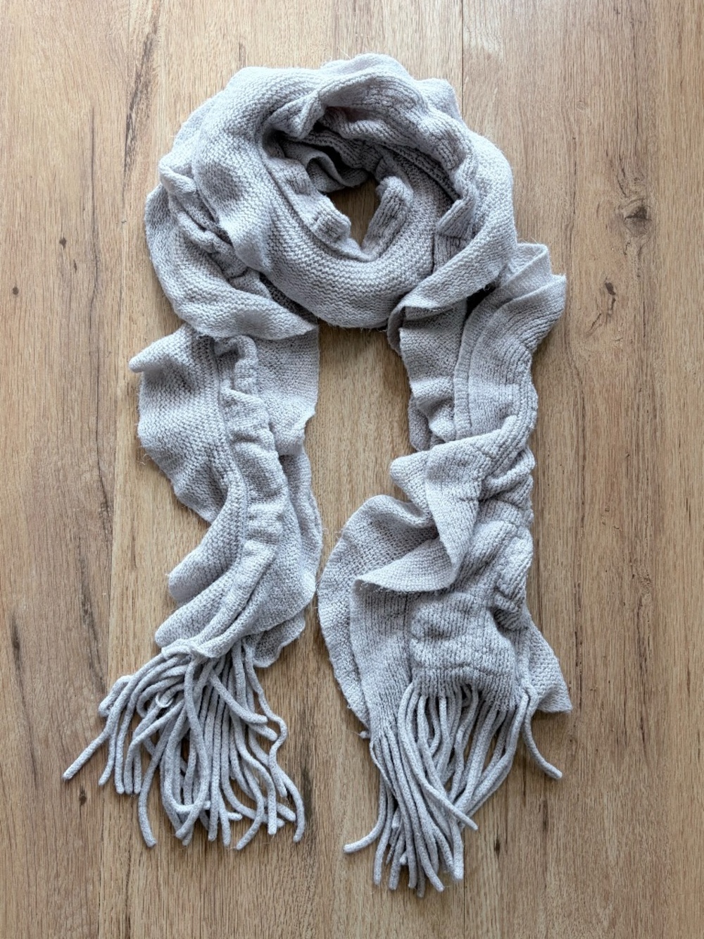 Vintage-Style Knit Grey Scarf with Fringe